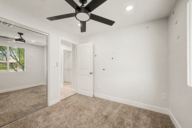 Building Photo - 3701 E Ludlow Dr