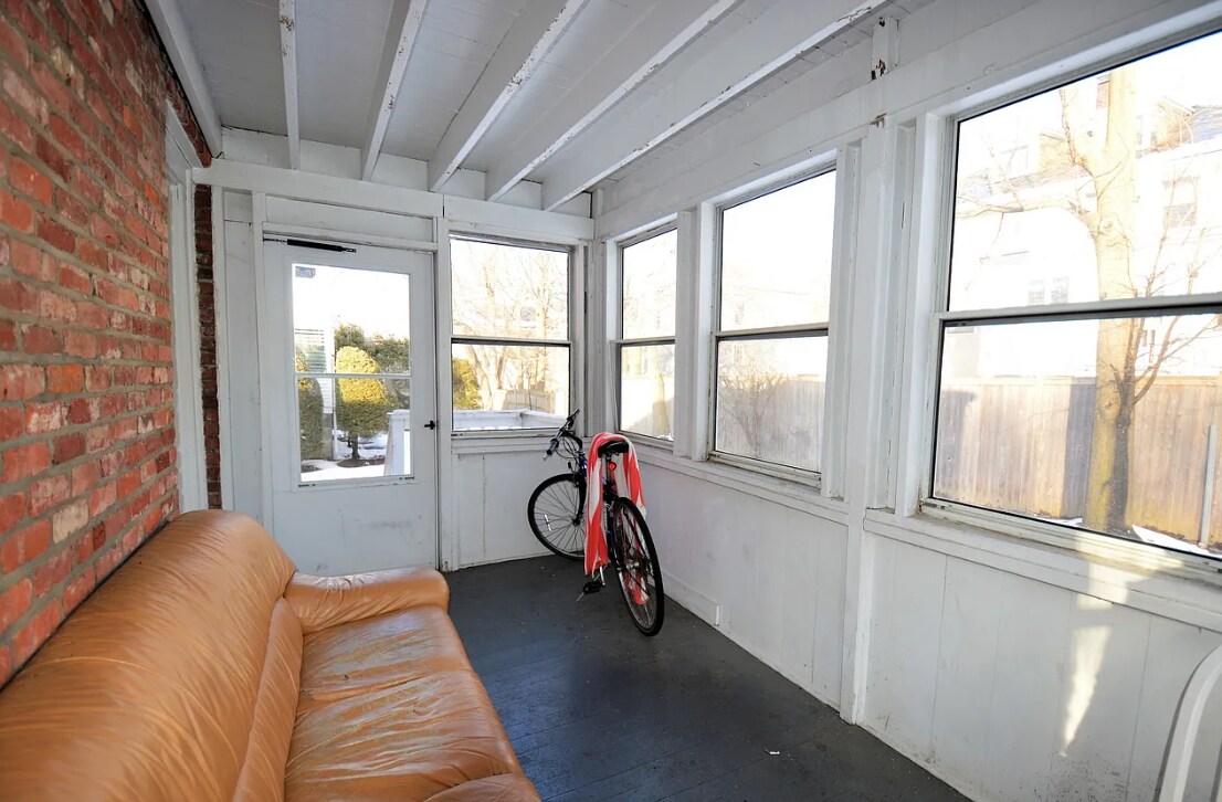 Building Photo - 16 Caltha Rd