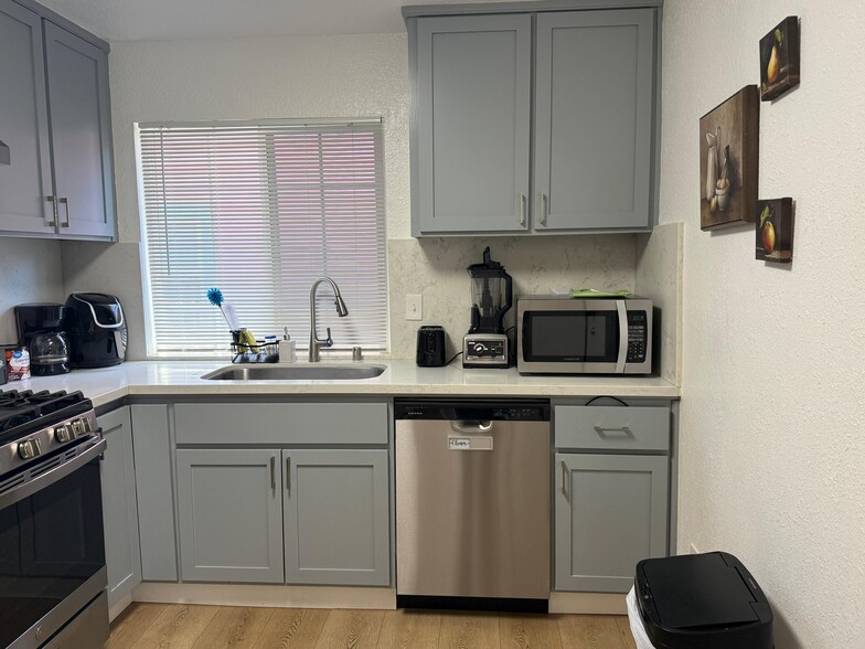 Shared Kitchen - 4101 4th Ave