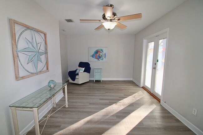 Building Photo - Spacious 3BR Home with Garage, Fenced Yard & Covered Patio in Seminole