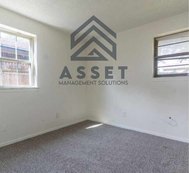 Building Photo - Cute 5 Bedroom House!