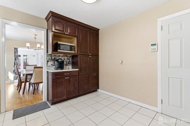 Building Photo - 219 Plainfield Rd