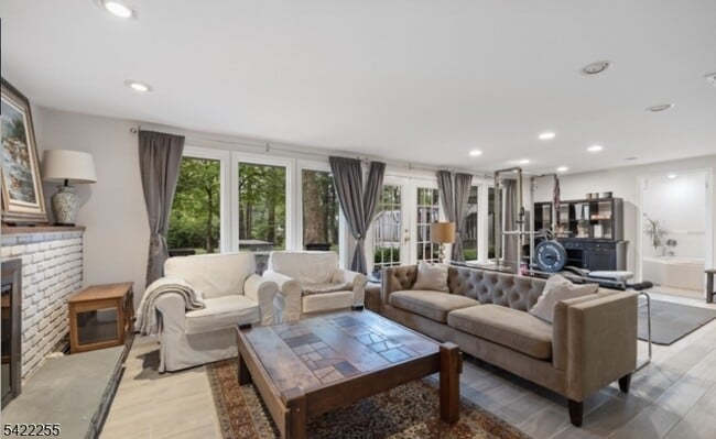 Building Photo - 4 Jensen Ct