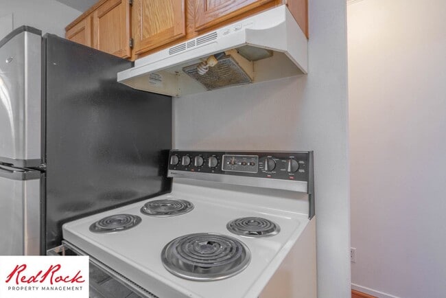 Building Photo - Charming 2 Bed / 1 Bath Apartment in a Prime Location