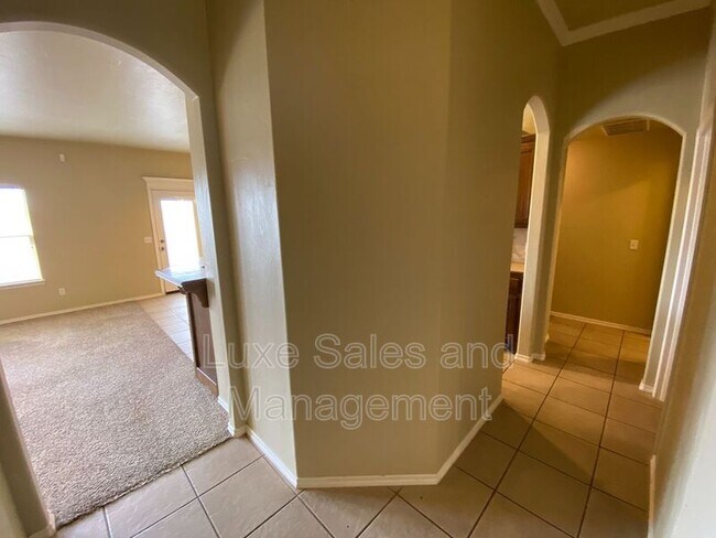 Building Photo - 640 E Linden Ln