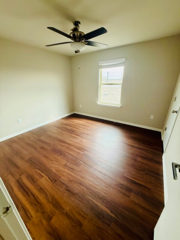 Building Photo - 400 Eagle Brook Ln
