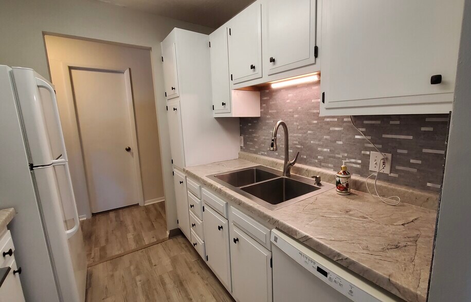 Building Photo - 1675 Cedarwood Dr