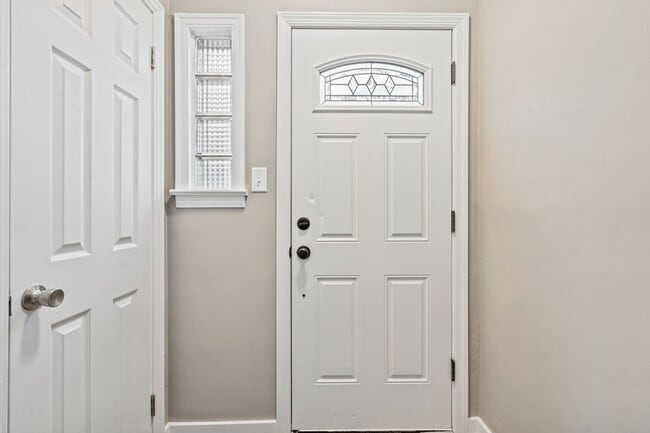 Building Photo - Recently Renovated 4 Bedroom Home in Swissvale - Available in March