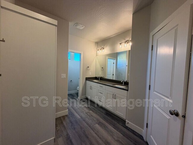 Building Photo - 1020 S 4380 W