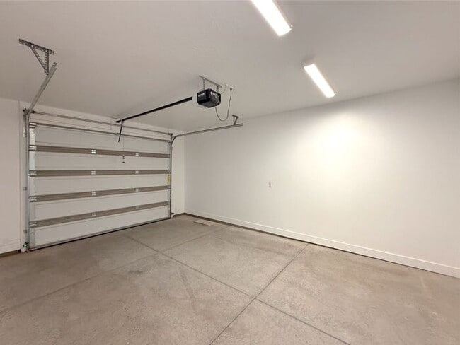 Building Photo - Brand New 3 bed, 2.5 Bath 1 car garage Townhome