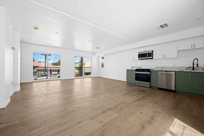 Building Photo - 6832 Hazeltine Ave
