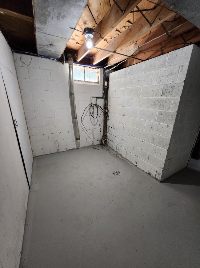 Building Photo - 2116 W Kettelle St
