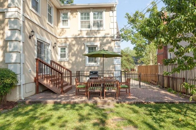 Building Photo - 2900 Meadow Ln