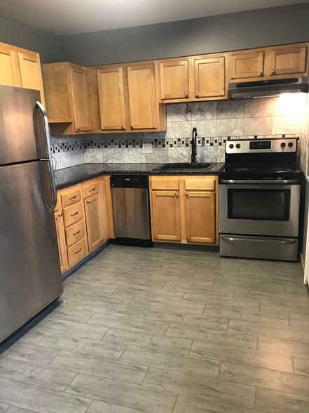 Maple cabinetry and stainless steel appliances - 1334 Marshall St