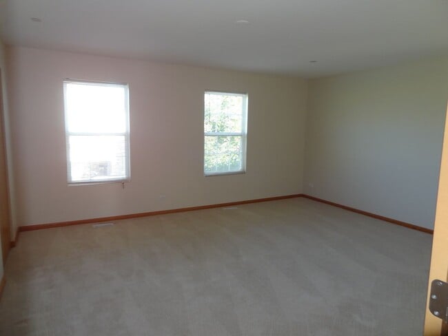 Building Photo - 3 BEDROOM, 1.1 BATH TOWNHOME IN BRISTOL BA...