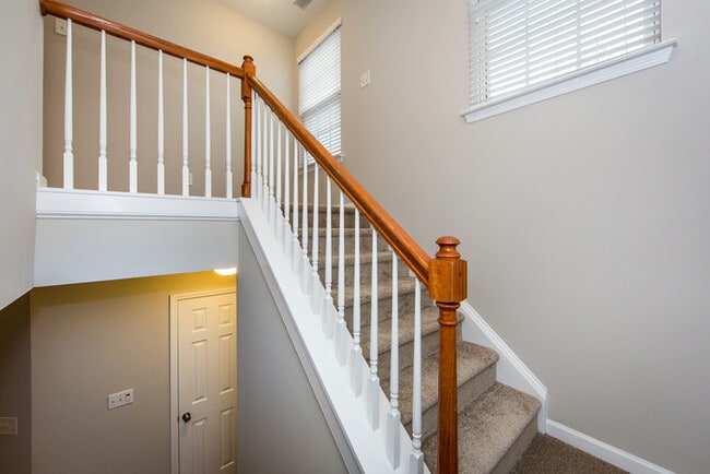 Building Photo - Great 3BD/2.5BA Home in Desirable Highland Creek!