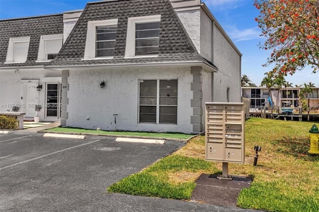 Building Photo - 825 NE 26th Ave