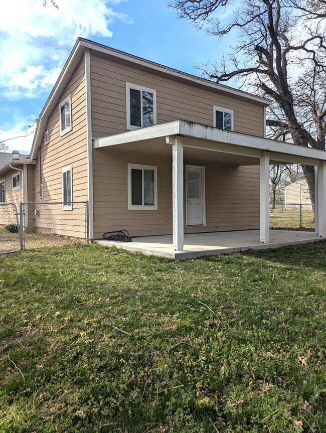 Building Photo - AVAILABLE NOW - $300 OFF 1ST FULL MONTH Modern Remodeled 3BR Home with Bonus Loft & Spacious Livi...