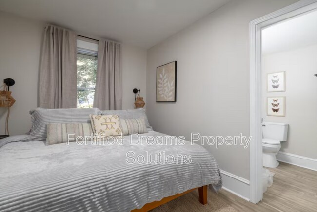 Building Photo - 913 Hutton St