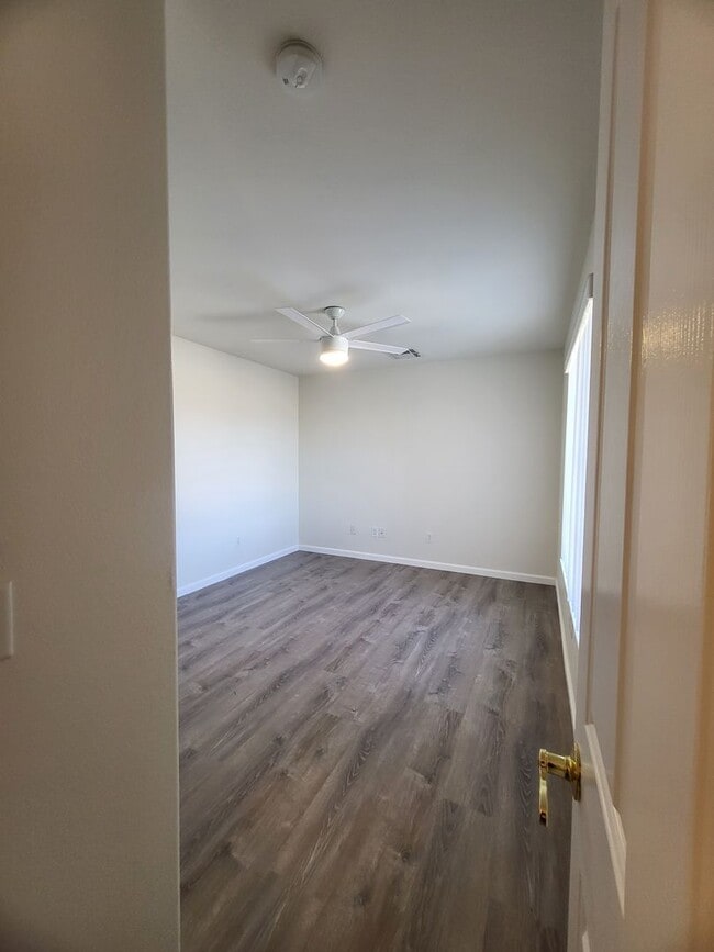 Building Photo - GOLDEN SPRINGS RANCH U8 - W. Betty Avenue