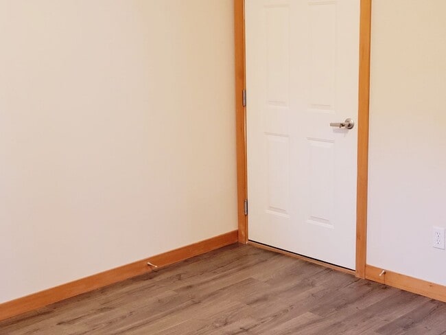 Building Photo - Lovely 2 Bedroom Townhouse Within Walking Distance to Historic Downtown Poulsbo