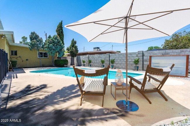 Building Photo - 3802 E Shaw Butte Dr