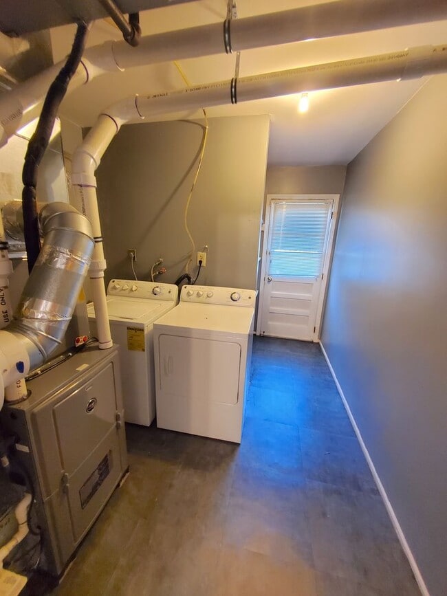 Building Photo - Single family, bi-level home with 4-bedrooms (one bedroom on ground level), 2.5 bathrooms, attach...