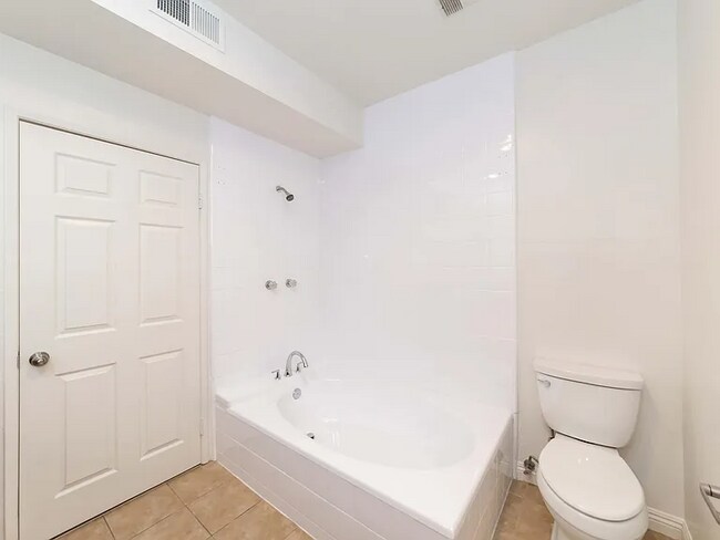 Building Photo - 431 S Kingsley Dr