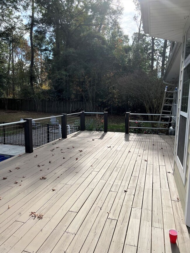 Building Photo - CASTLE LAKES - HOME W/ POOL