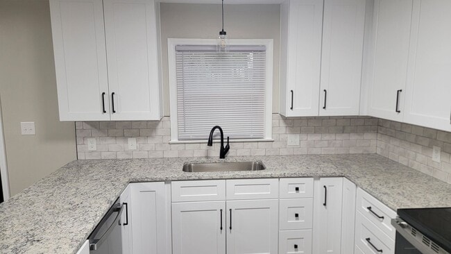 Building Photo - Beautifully Renovated North Raleigh Home – Prime Location!
