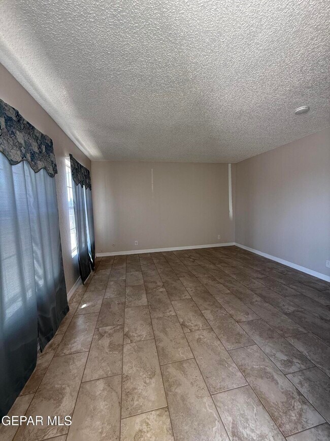 Building Photo - 955 Versailles Dr