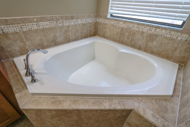 Building Photo - Gorgeous 5-bedroom, 4-bathroom, 3-car gara...