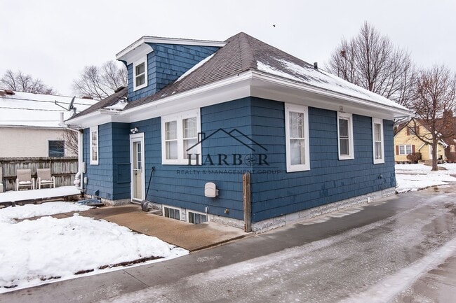Building Photo - Updated Craftsman Living: 2BR/2BA + Den in NW Rochester