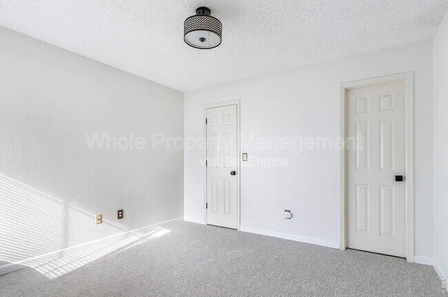 Building Photo - 886 S Reed Ct