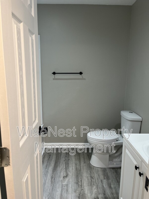 Building Photo - 708 NE Ball Dr