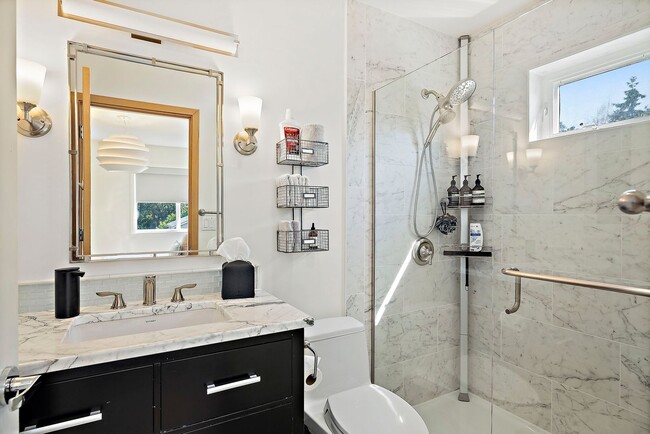 Building Photo - 4Bd/4.5Ba Medina House