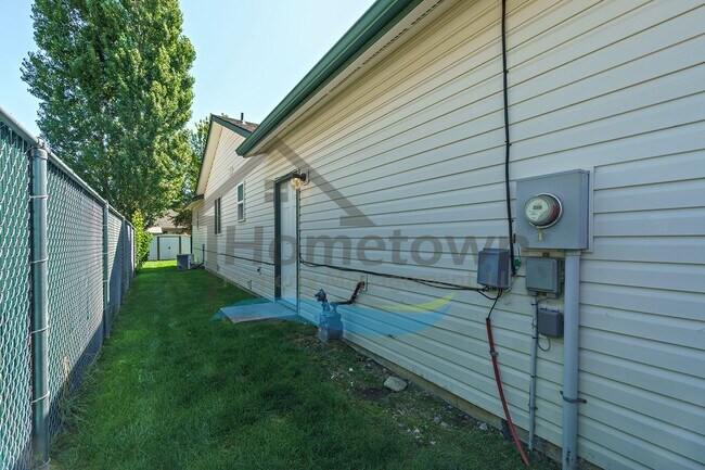 Building Photo - 3 Bedroom 2 Bathroom Home with Attached 2 Car Garage Available in Coeur d'Alene!