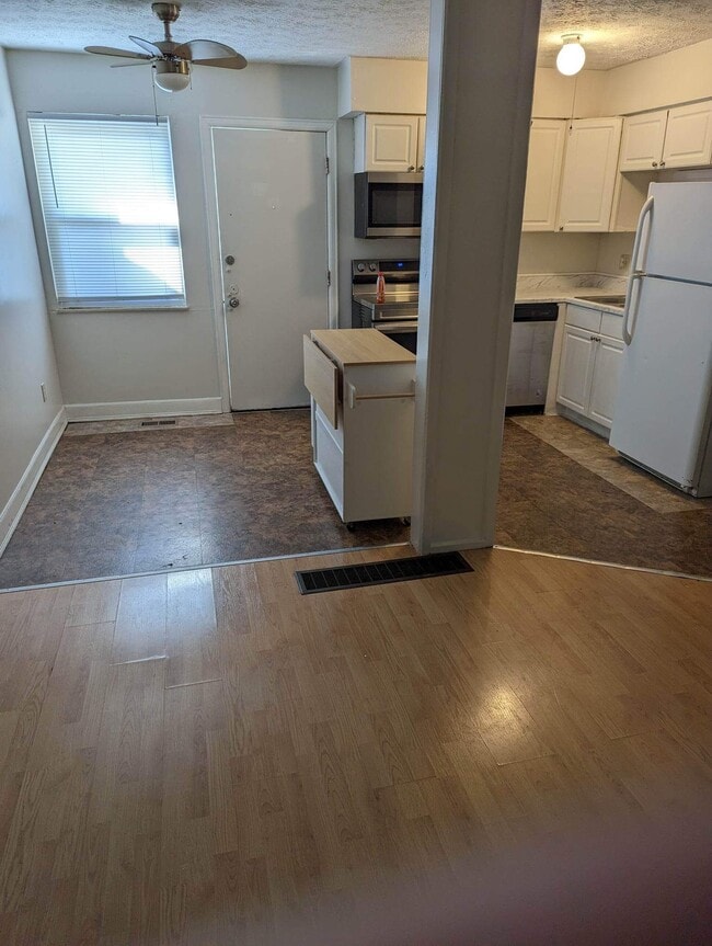 Building Photo - 2236 Laurelwood Dr