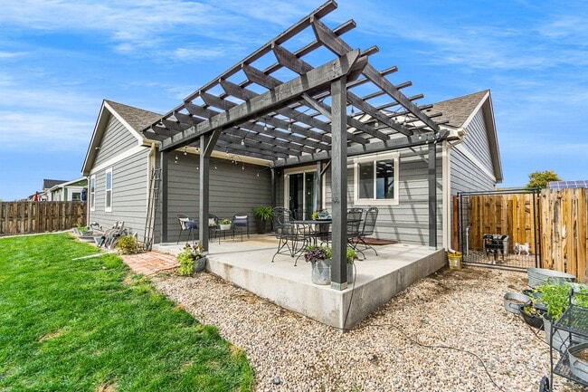 Building Photo - Gorgeous 6 Bedroom/3.5 Bathroom Home!