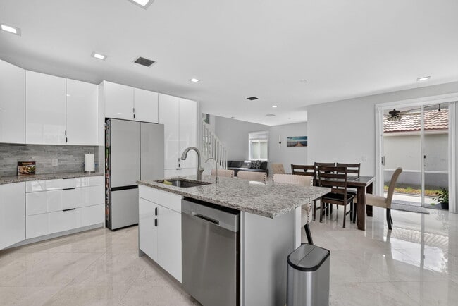 Building Photo - 5040 Heron Pl