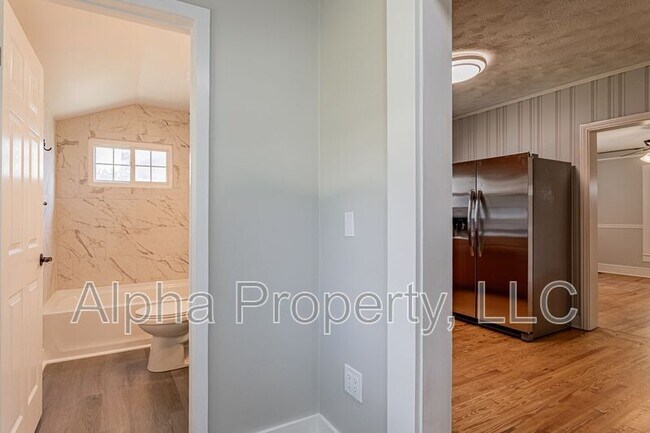 Building Photo - 654 Maywood St