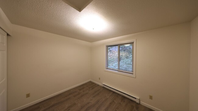 Building Photo - 2 Bed 1 Bath - Excellent Condition - NAS W...