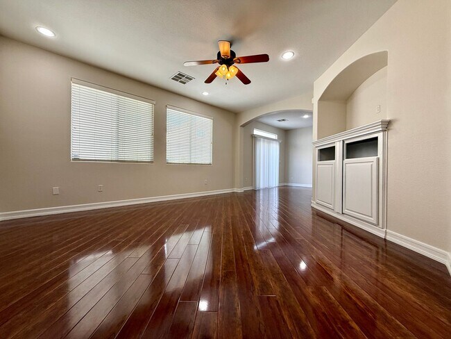 Building Photo - 3 Bedrooms | 2.5 Bathrooms-