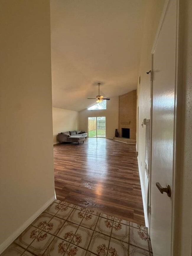 Building Photo - 10550 Walnut Glen Dr