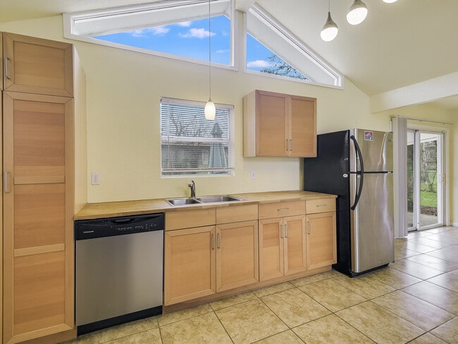 Building Photo - 227 Shin Oak Dr