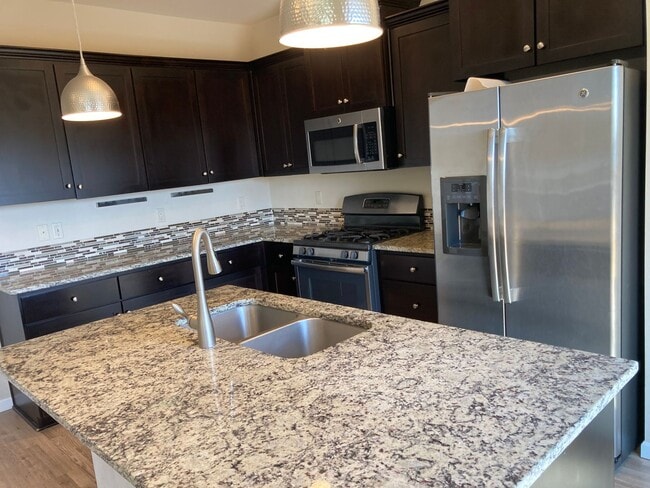 Building Photo - Newer Home In North Albany!     Over 2000 ...