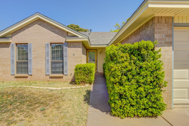 Building Photo - Cozy, Freshly Updated 3-bedroom 2-bathroom...