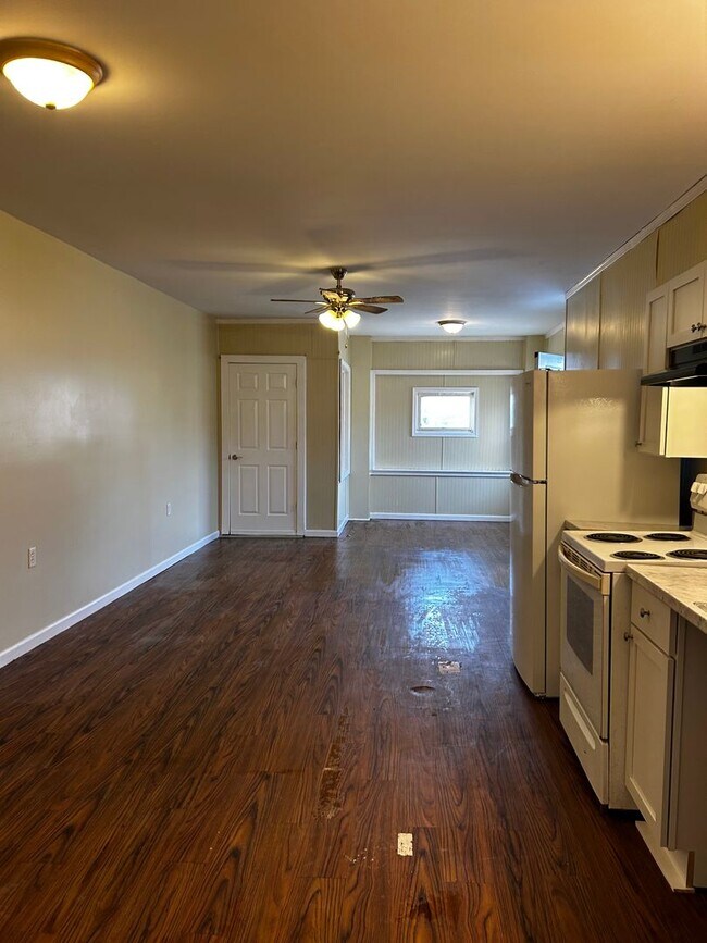 Building Photo - 552 Main St