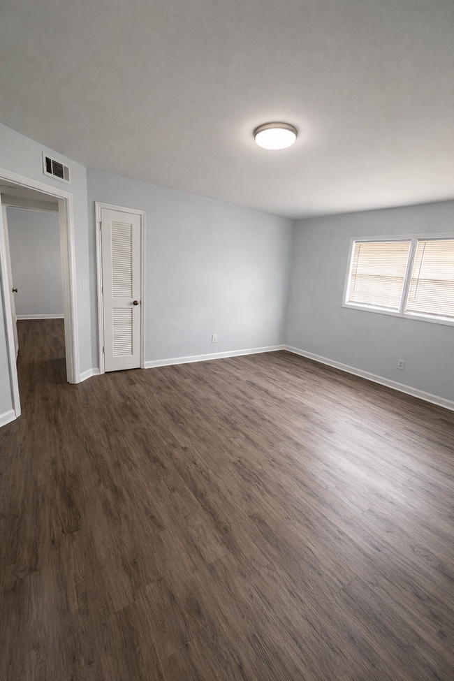 Building Photo - Dodson Courtyard - NOW LEASING - 1 & 2 Bedrooms