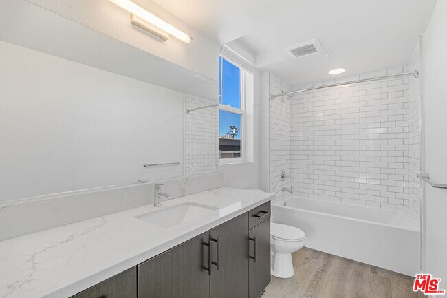 Building Photo - 10824 Blix St